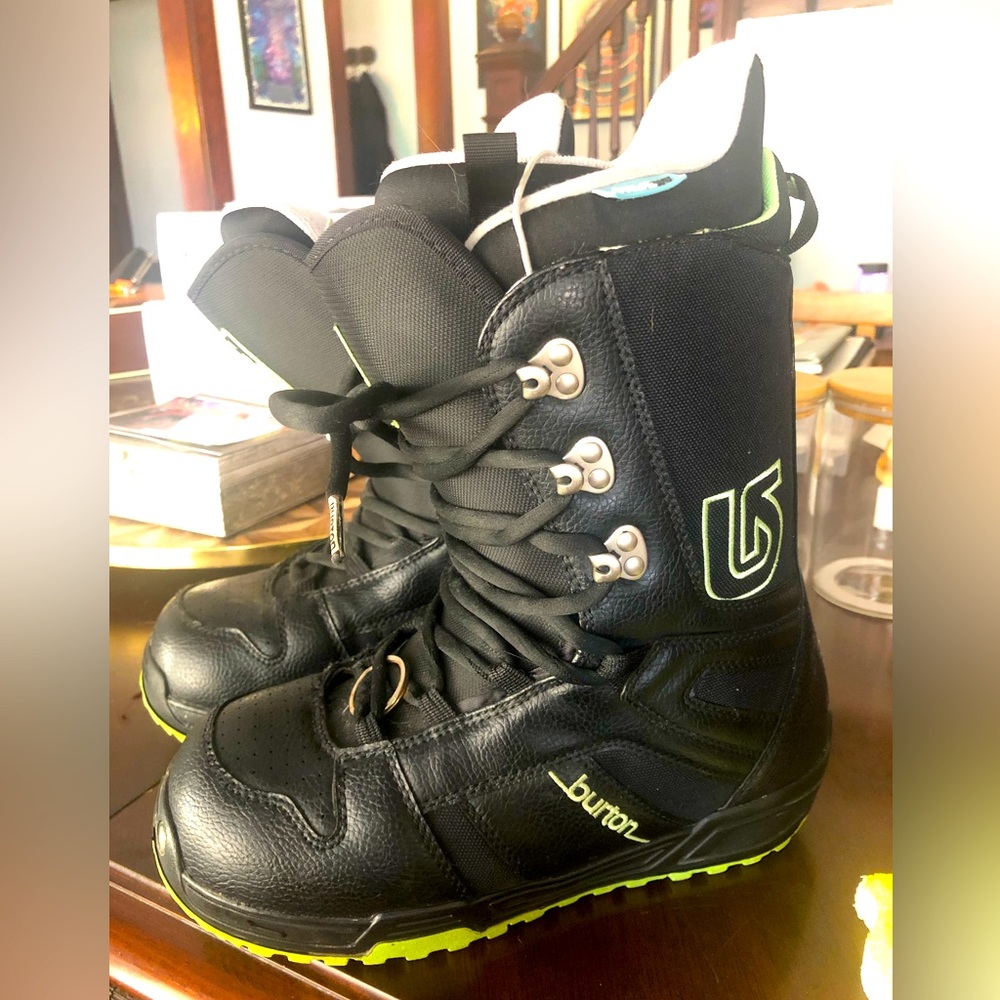 Burton- women’s snowboarding boots size 8 - casa 38